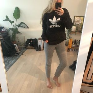 Classic black and white Adidas pull over 🐈